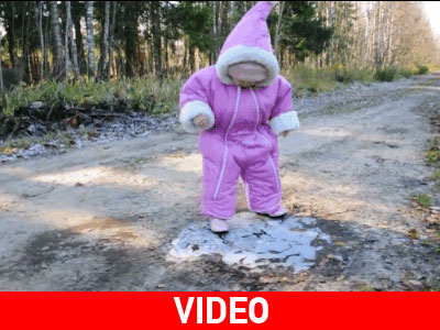 Τα πρώτα βήματα ενός μικρού κοριτσιού στον πάγο